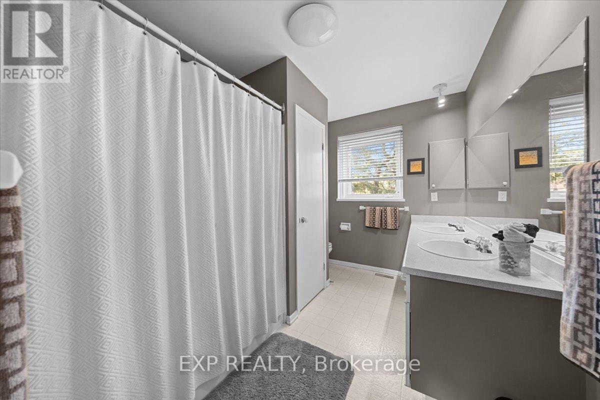 6 Bed, 4 Bath House for Sale in Ottawa – 899 DRESDEN CRESCENT, Ottawa – MLS# X13667868 - Image 19