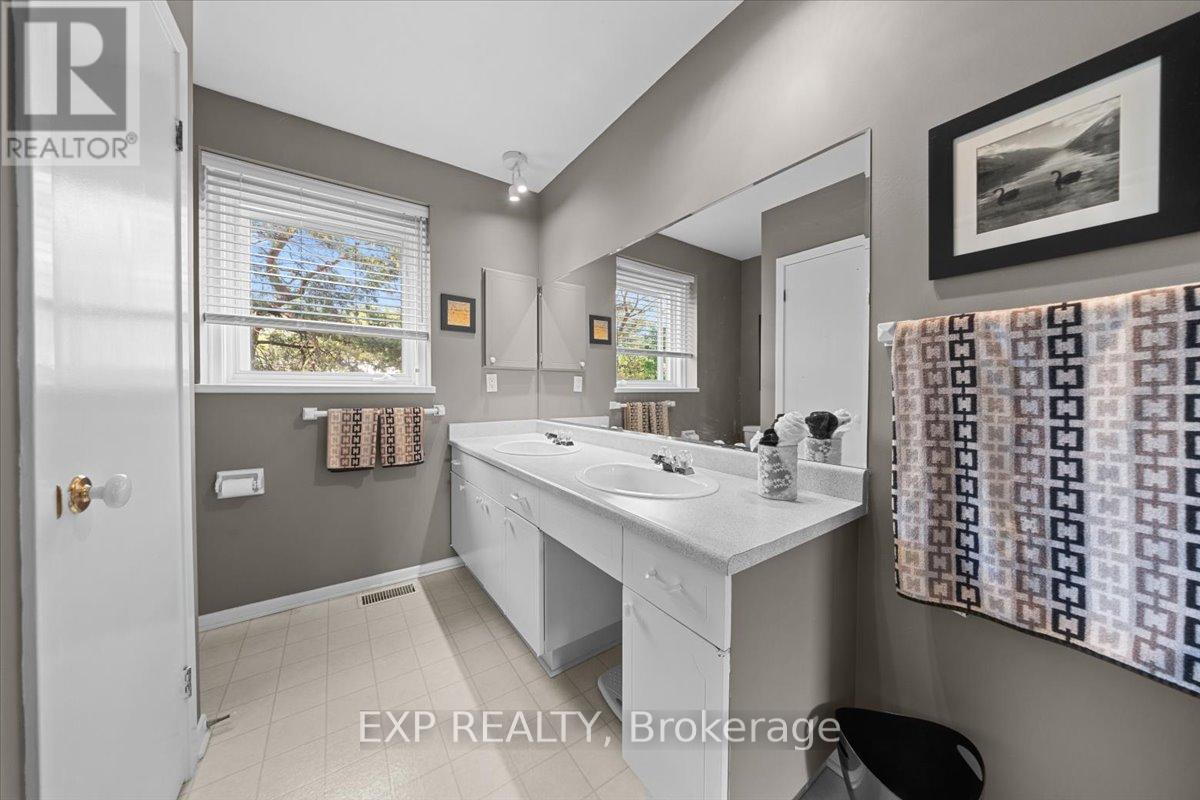 6 Bed, 4 Bath House for Sale in Ottawa – 899 DRESDEN CRESCENT, Ottawa – MLS# X13667868 - Image 20