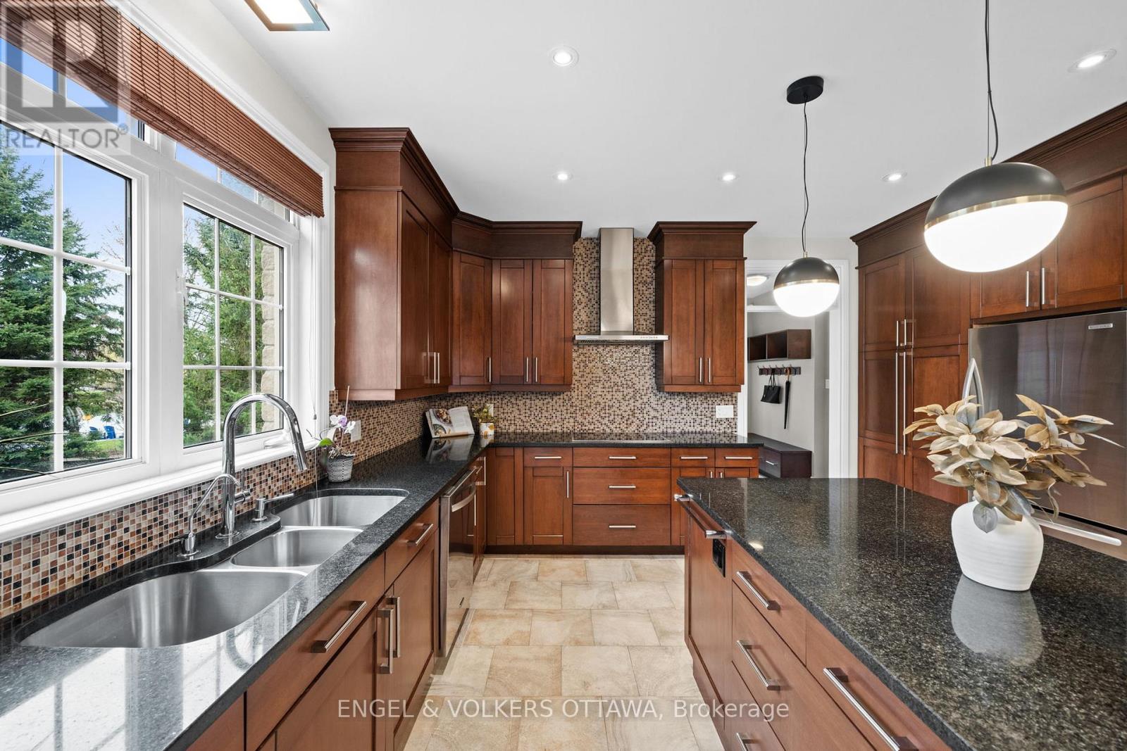 5 Bed, 5 Bath House for Sale in Ottawa – 6842 SOUTH VILLAGE DRIVE, Ottawa – MLS# X13667876 - Image 16