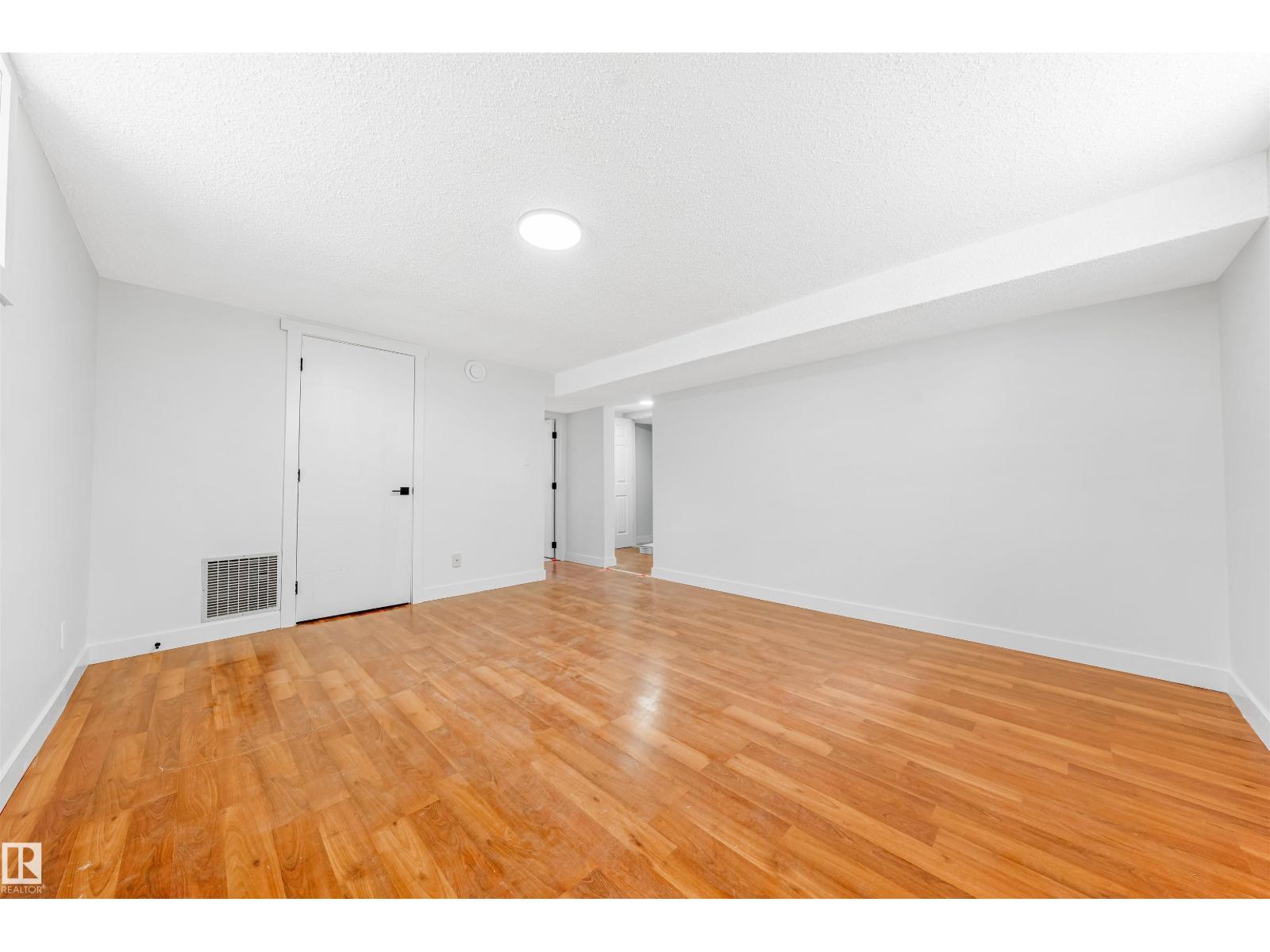 11927 68 ST NW - Image 32