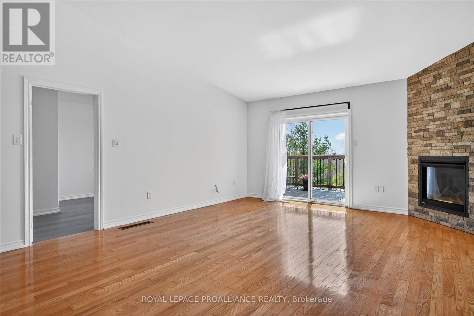 138 VILLAGE CRESCENT - Image 11
