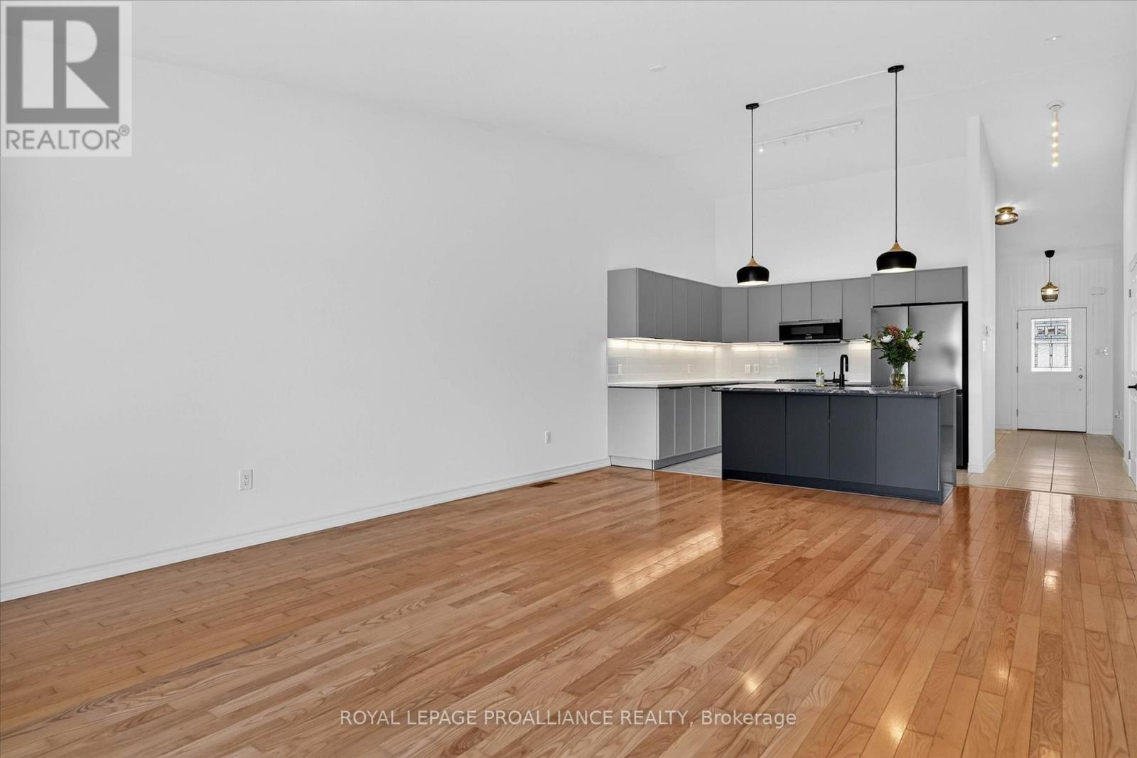 138 VILLAGE CRESCENT - Image 12