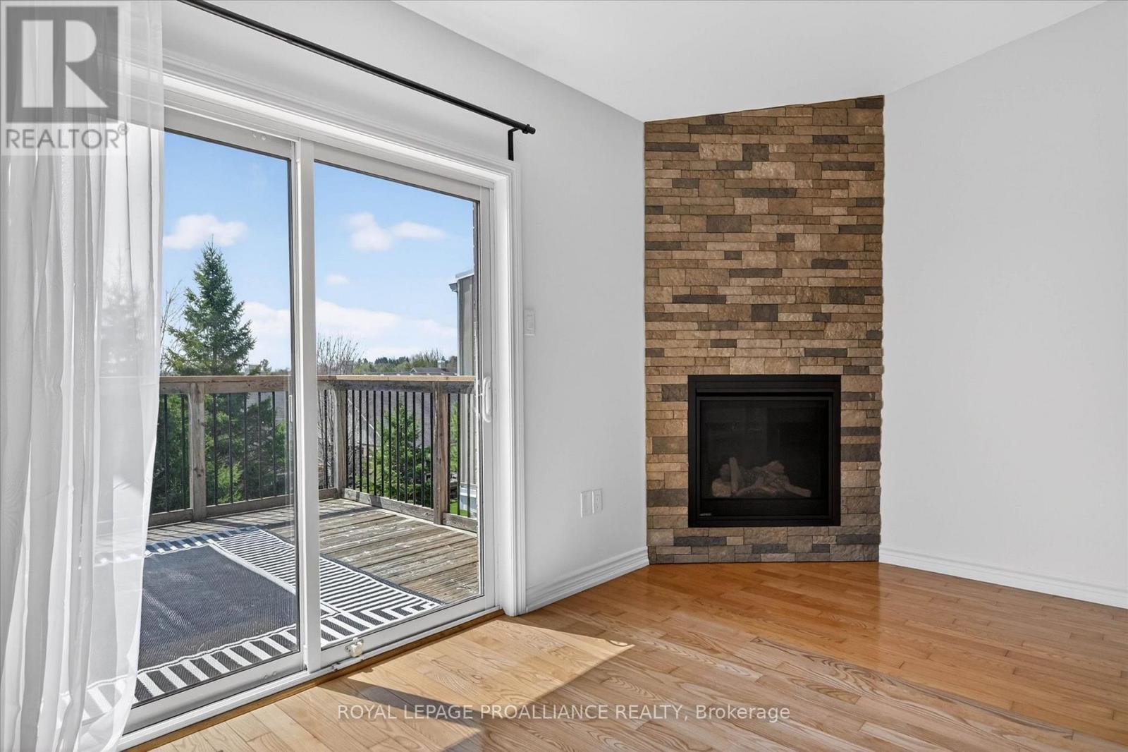 138 VILLAGE CRESCENT - Image 14