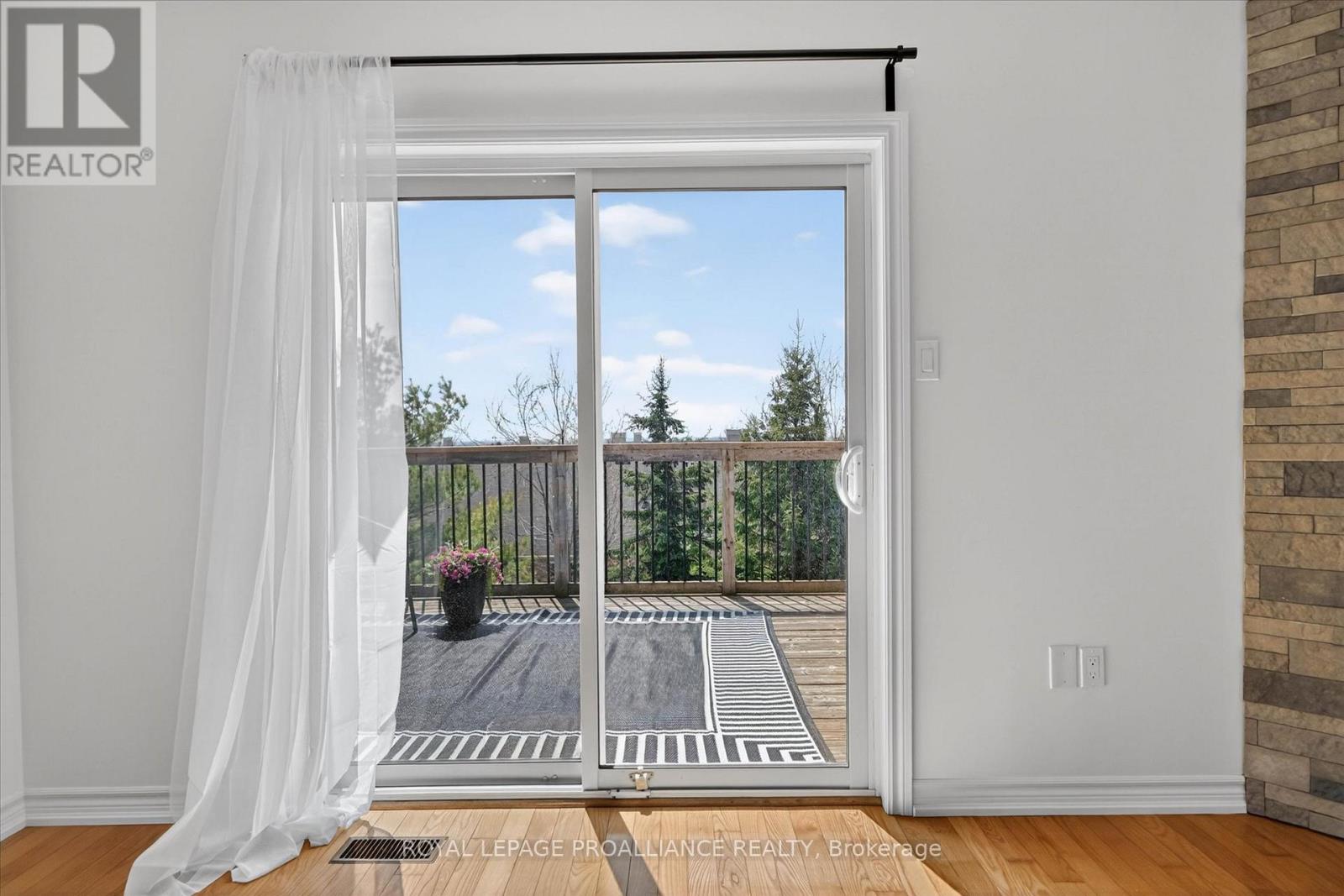 138 VILLAGE CRESCENT - Image 15