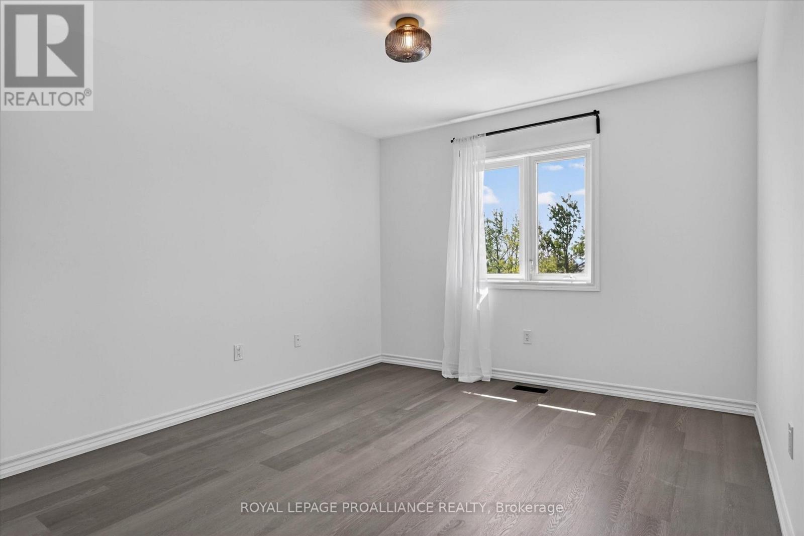 138 VILLAGE CRESCENT - Image 17
