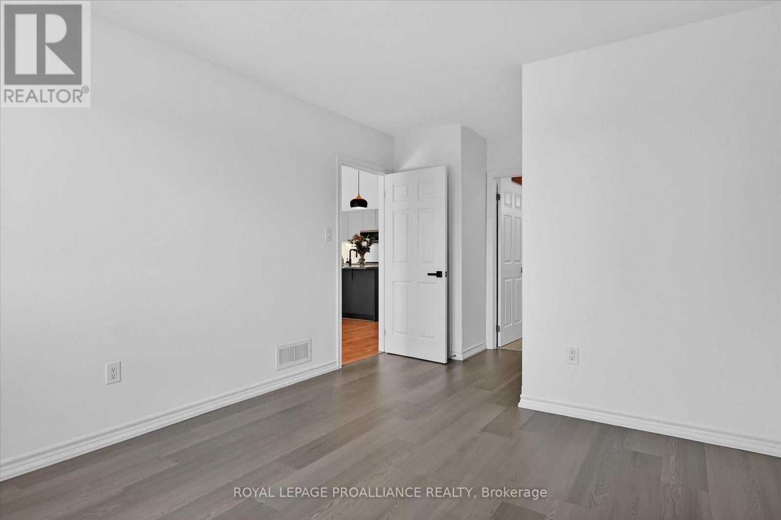 138 VILLAGE CRESCENT - Image 19