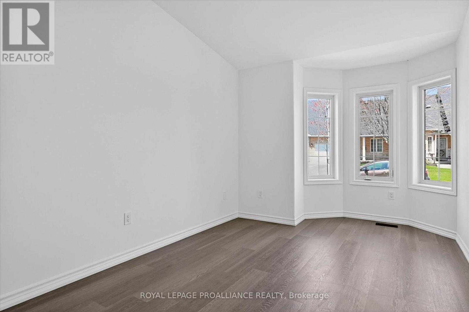 138 VILLAGE CRESCENT - Image 24