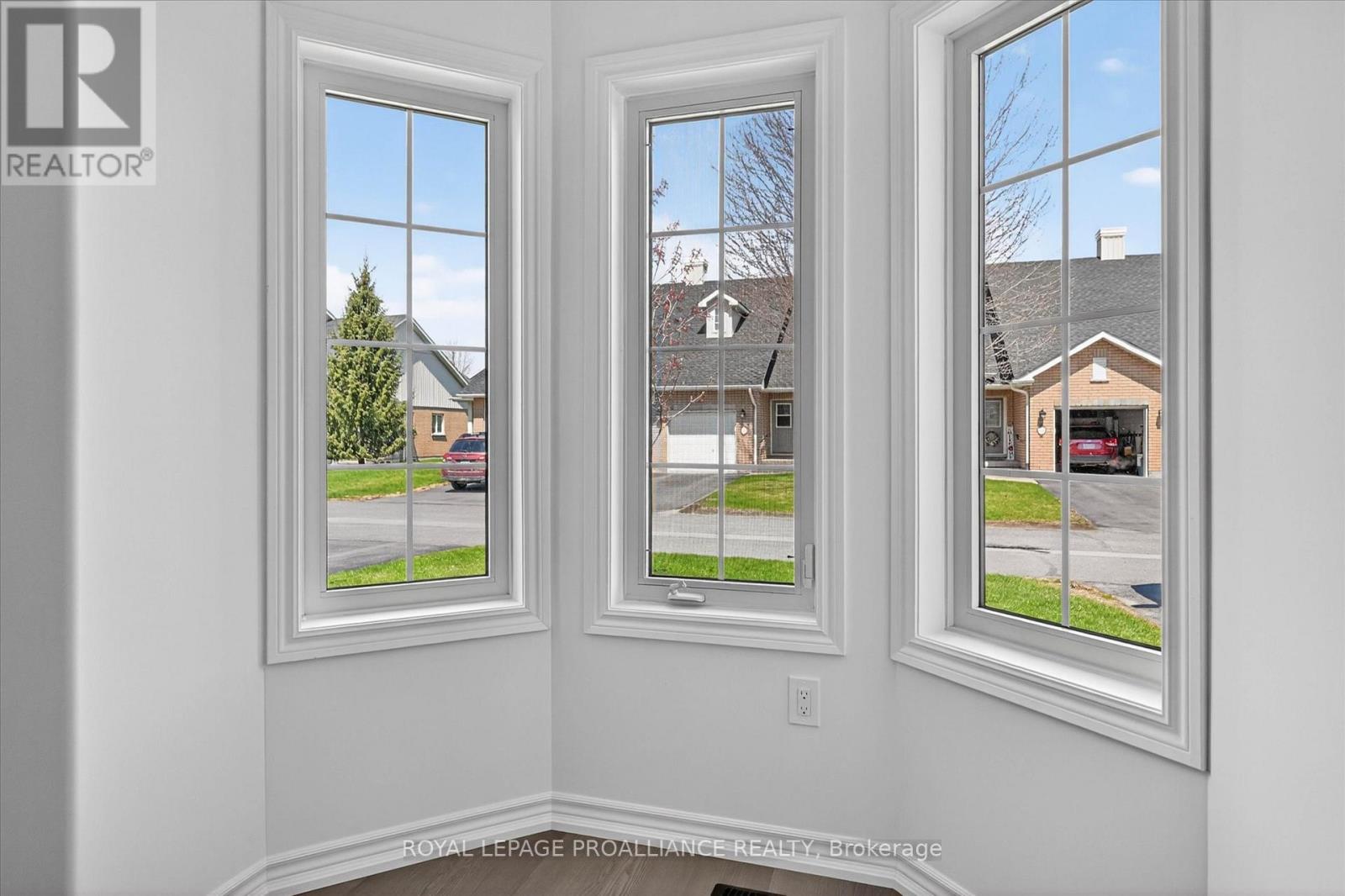 138 VILLAGE CRESCENT - Image 25