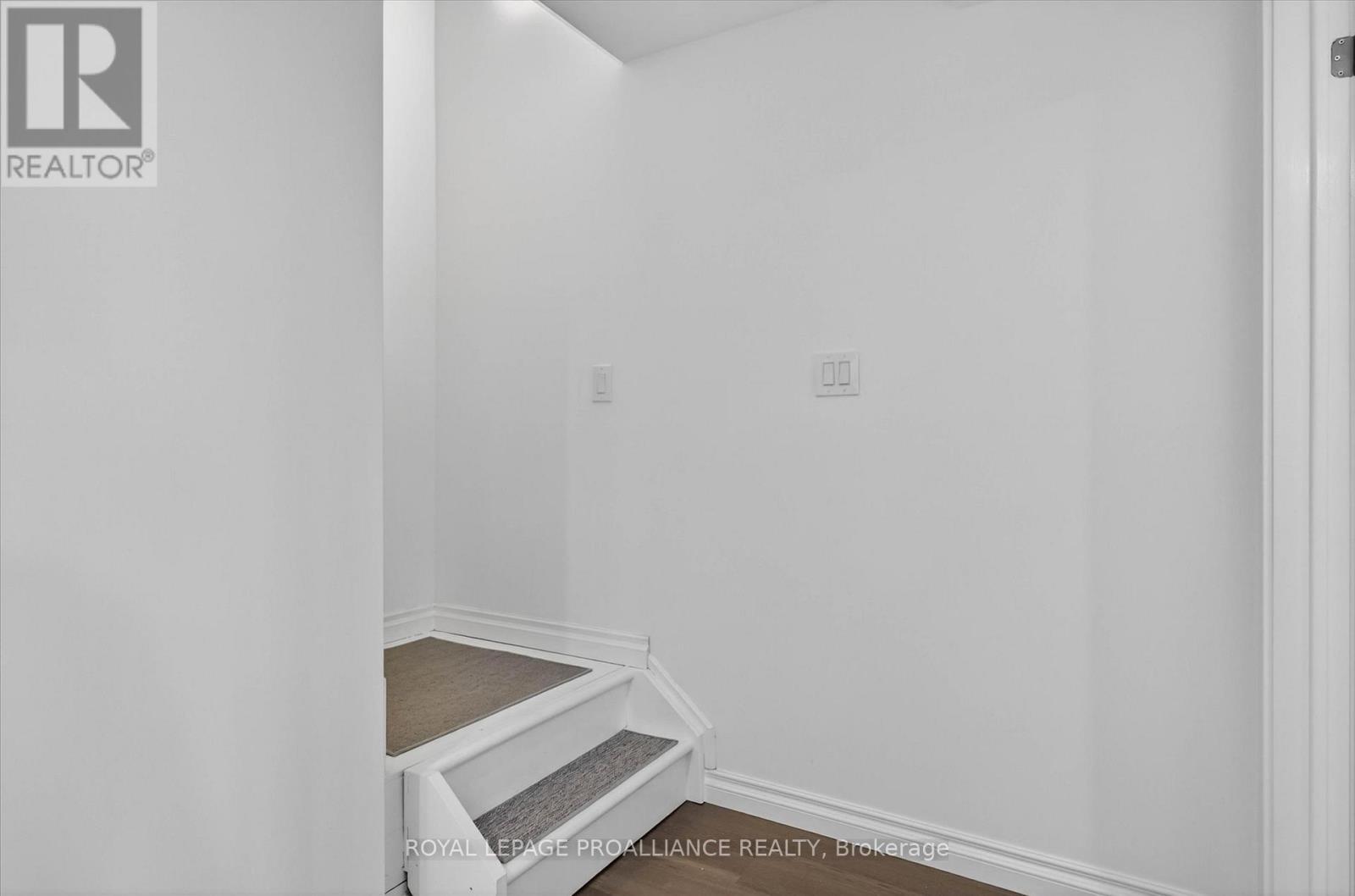 138 VILLAGE CRESCENT - Image 28