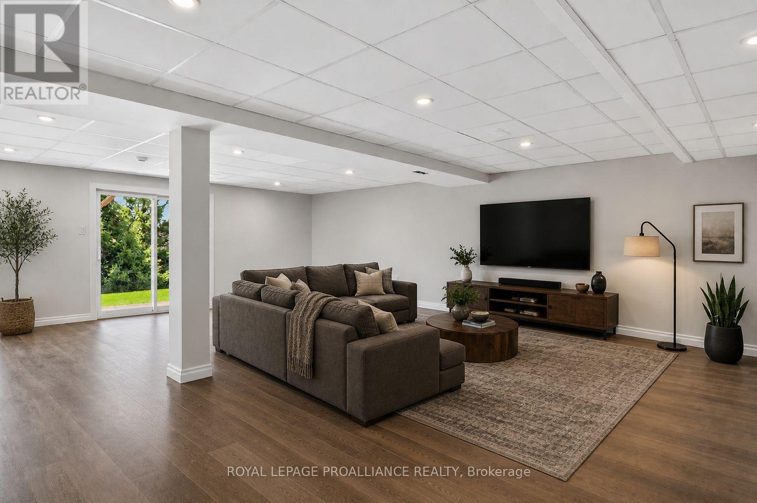 138 VILLAGE CRESCENT - Image 29