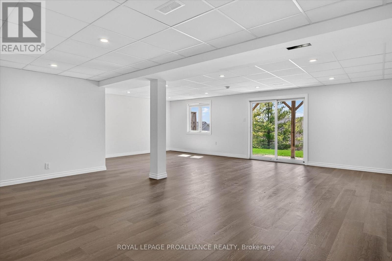 138 VILLAGE CRESCENT - Image 31