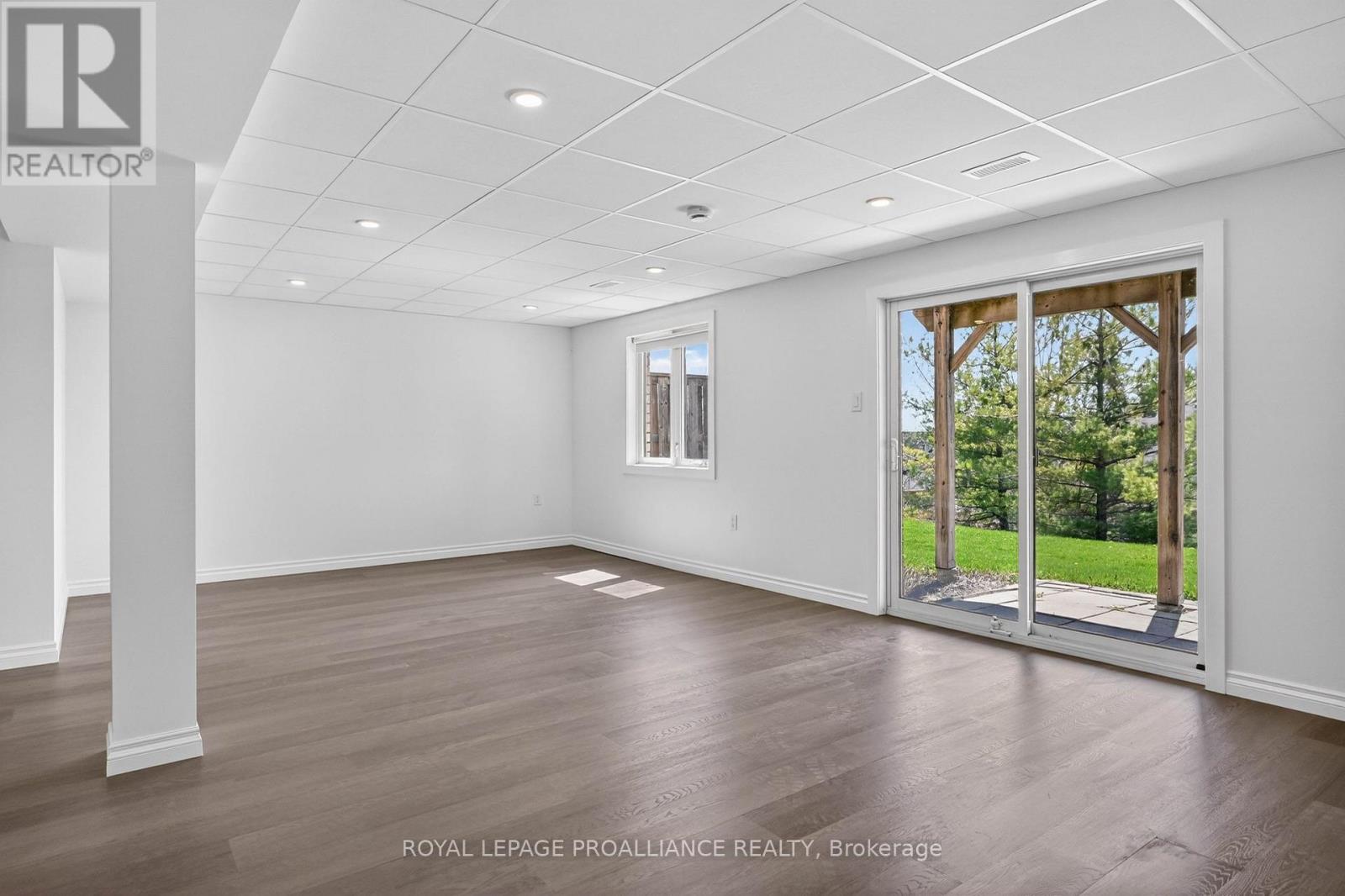138 VILLAGE CRESCENT - Image 34