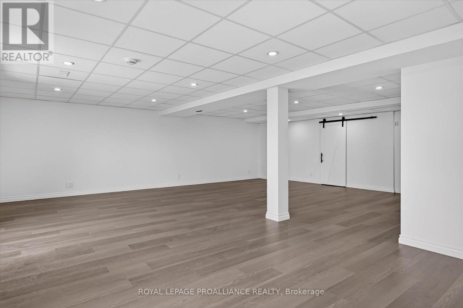 138 VILLAGE CRESCENT - Image 35