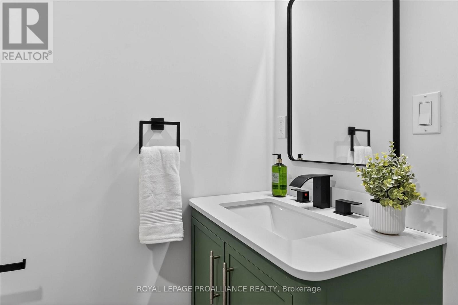 138 VILLAGE CRESCENT - Image 37