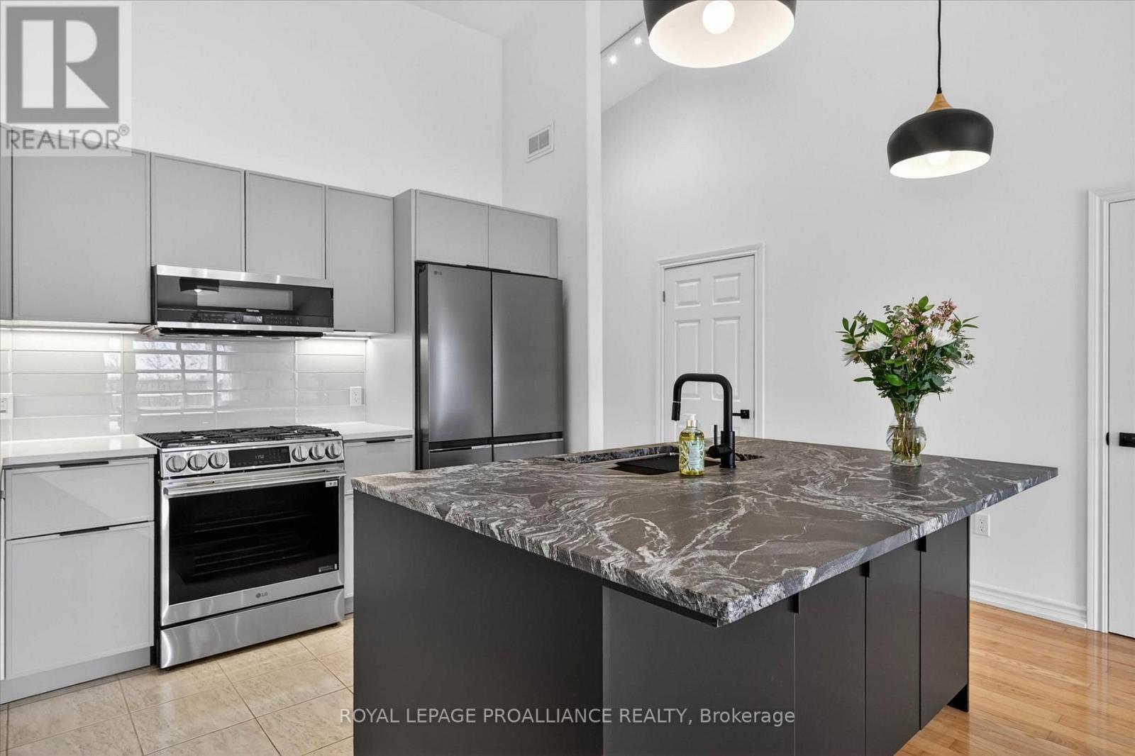 138 VILLAGE CRESCENT - Image 4