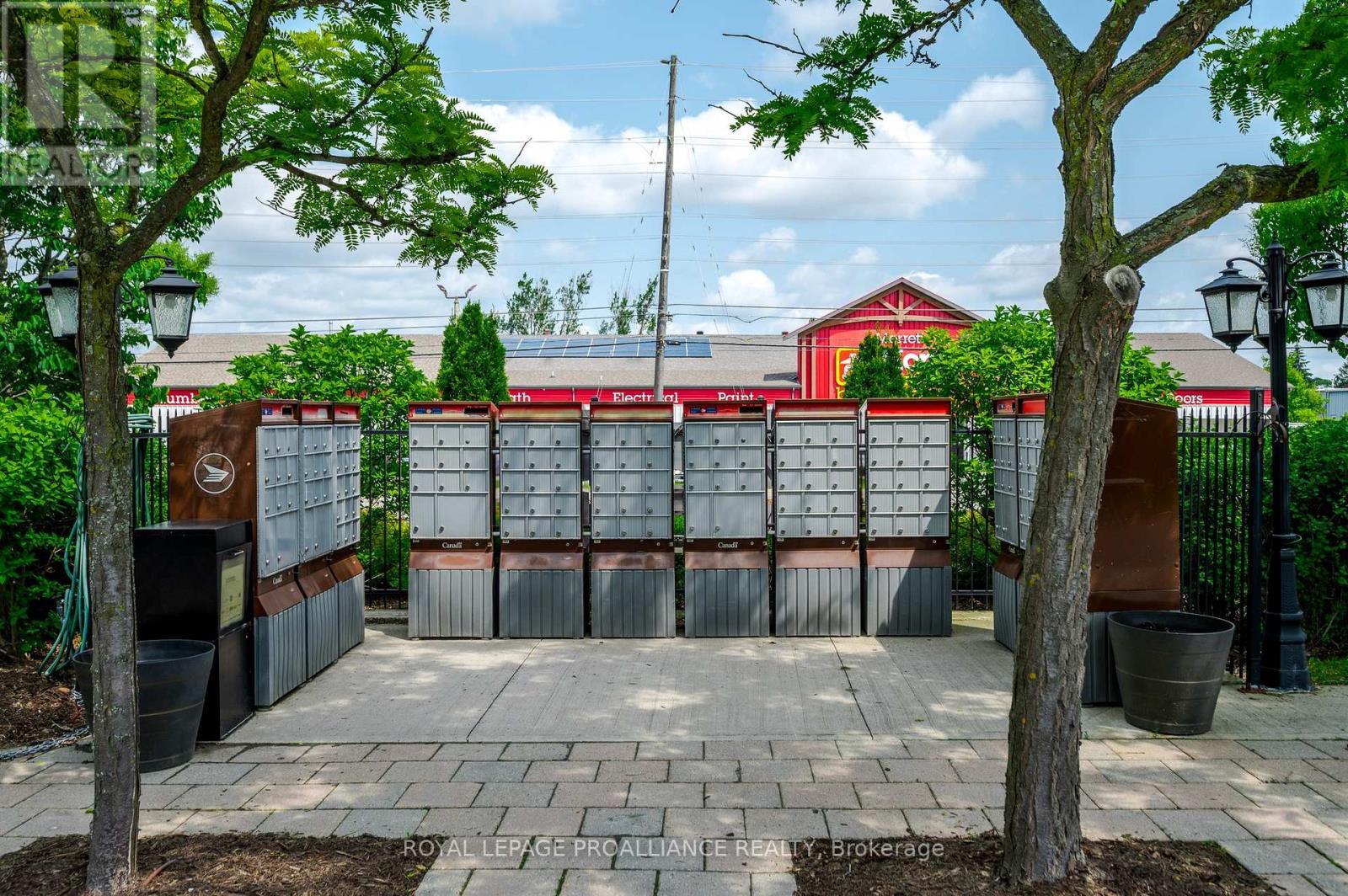 138 VILLAGE CRESCENT - 44