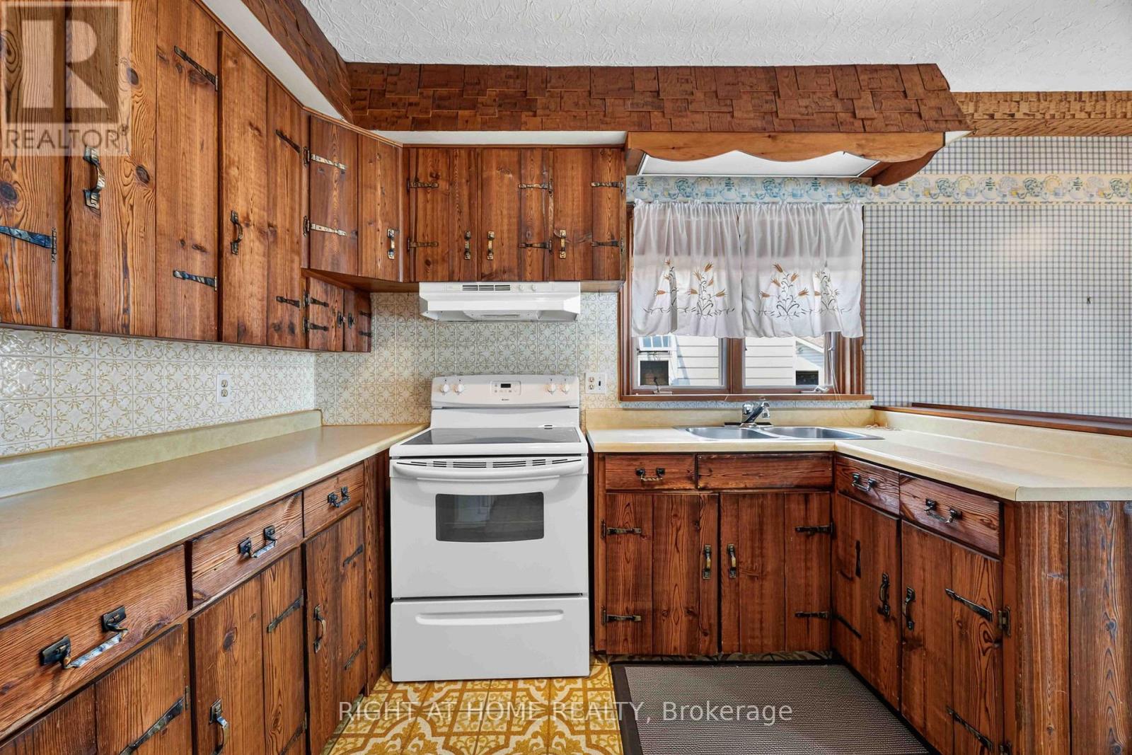 208 ROSS AVENUE - Image 11