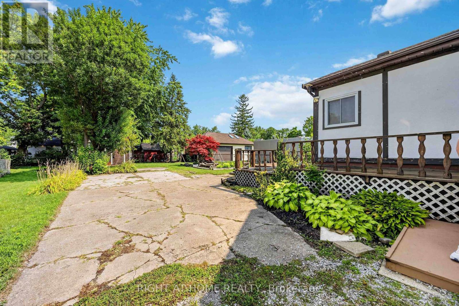 208 ROSS AVENUE - 27