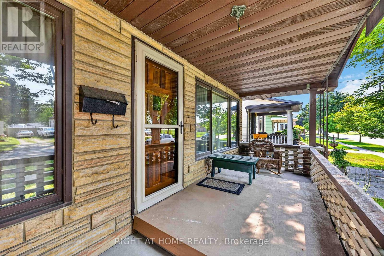 208 ROSS AVENUE - Image 4