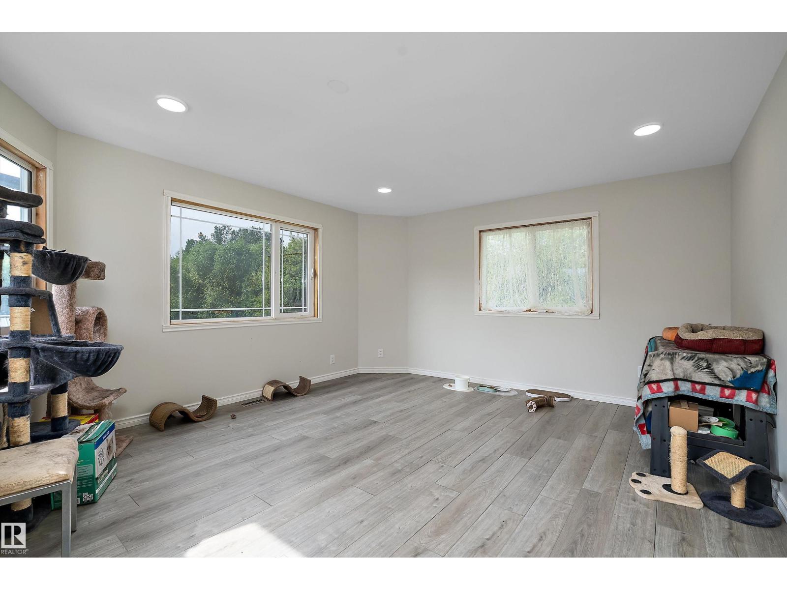 #104 52502 RGE ROAD 25 - 18