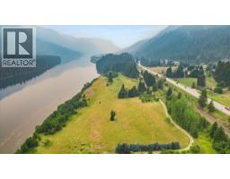 1864 Highway 3a, Castlegar, BC V1N4N6 Photo 7