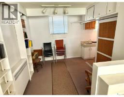Enclosed porch - 1351 101st Street, North Battleford, SK S9A0Z9 Photo 7