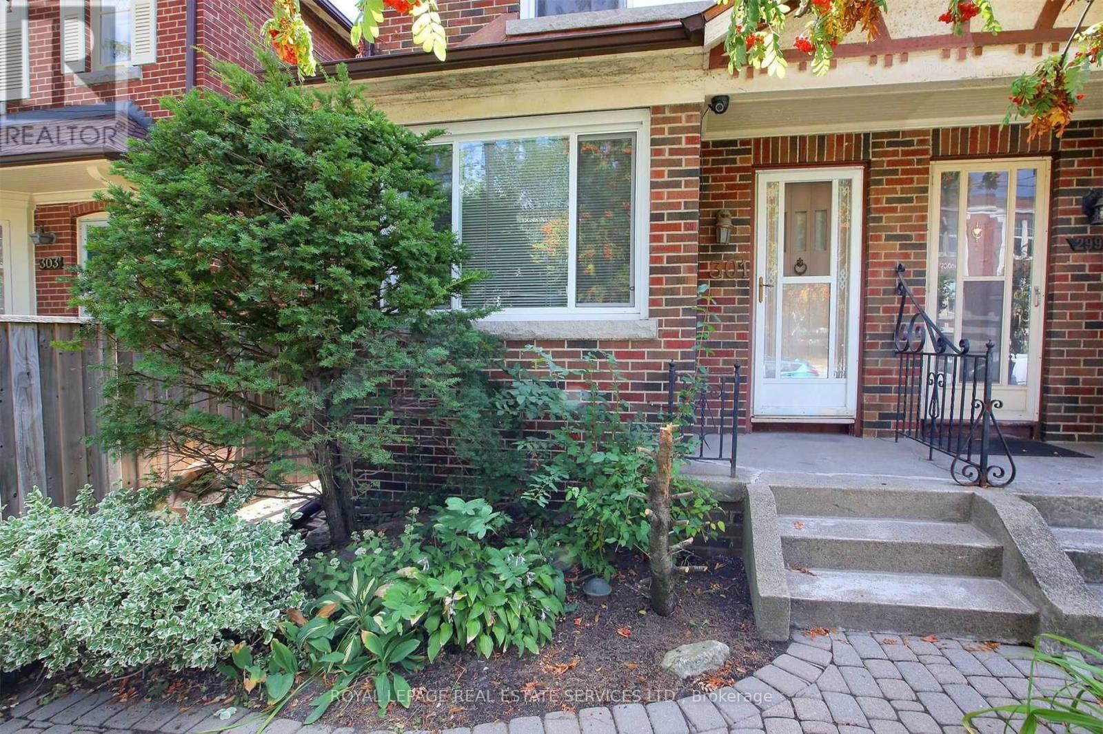Photo of 301 Davisville Avenue