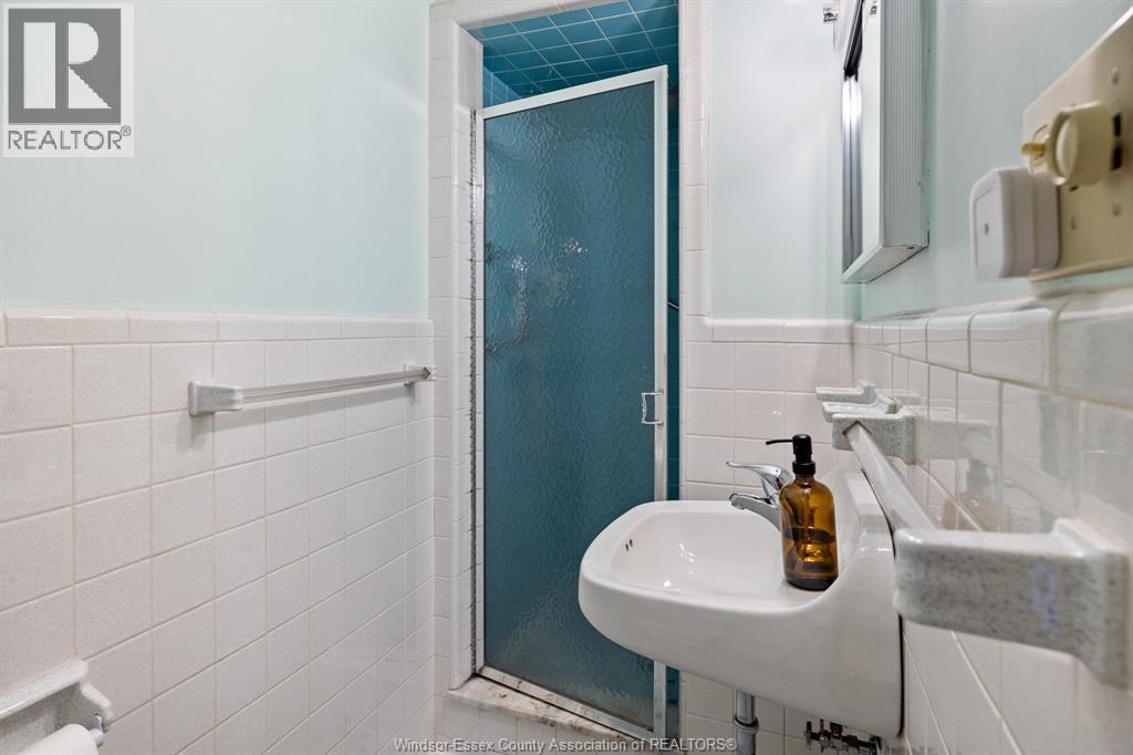 3760 VICTORIA BOULEVARD - 18
