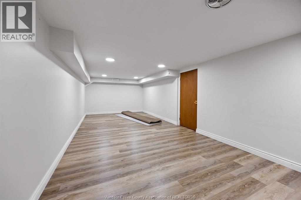 3760 VICTORIA BOULEVARD - 27