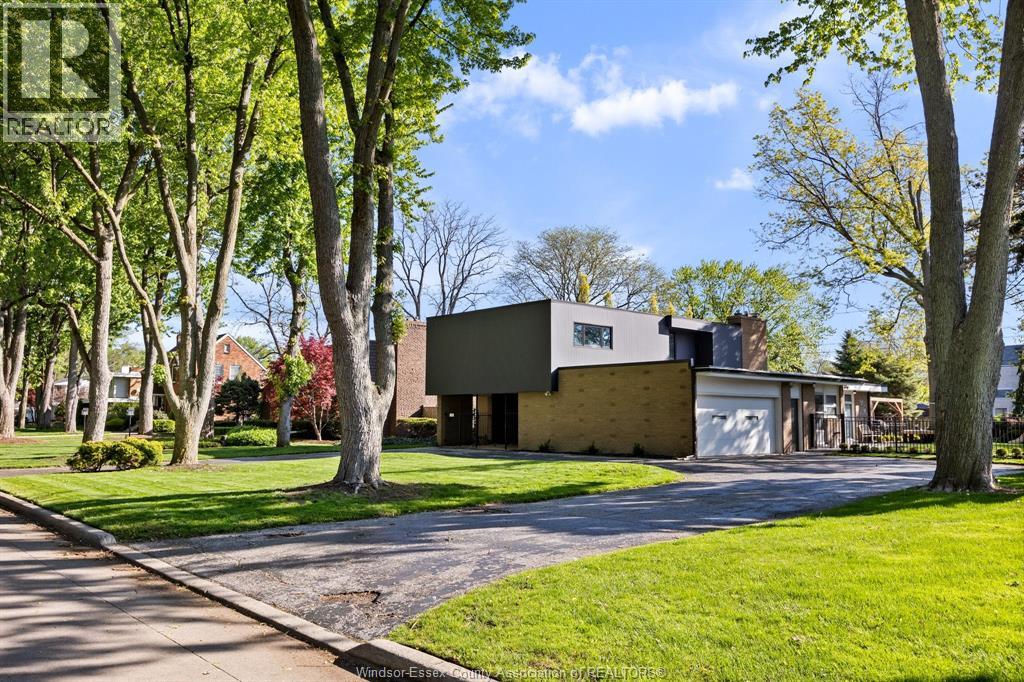 3760 VICTORIA BOULEVARD - 3