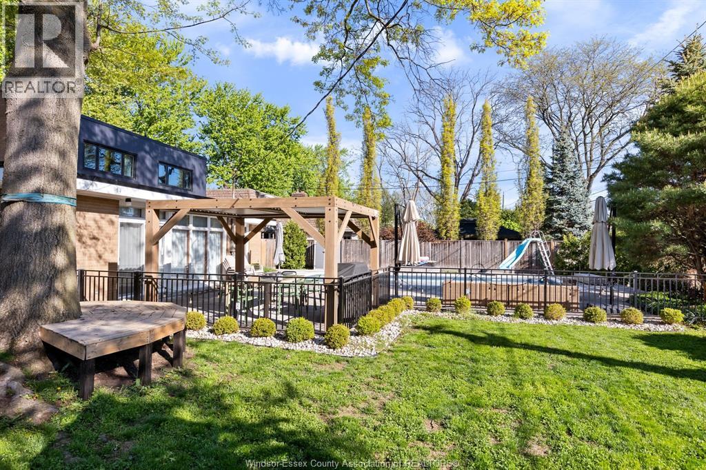 3760 VICTORIA BOULEVARD - 33