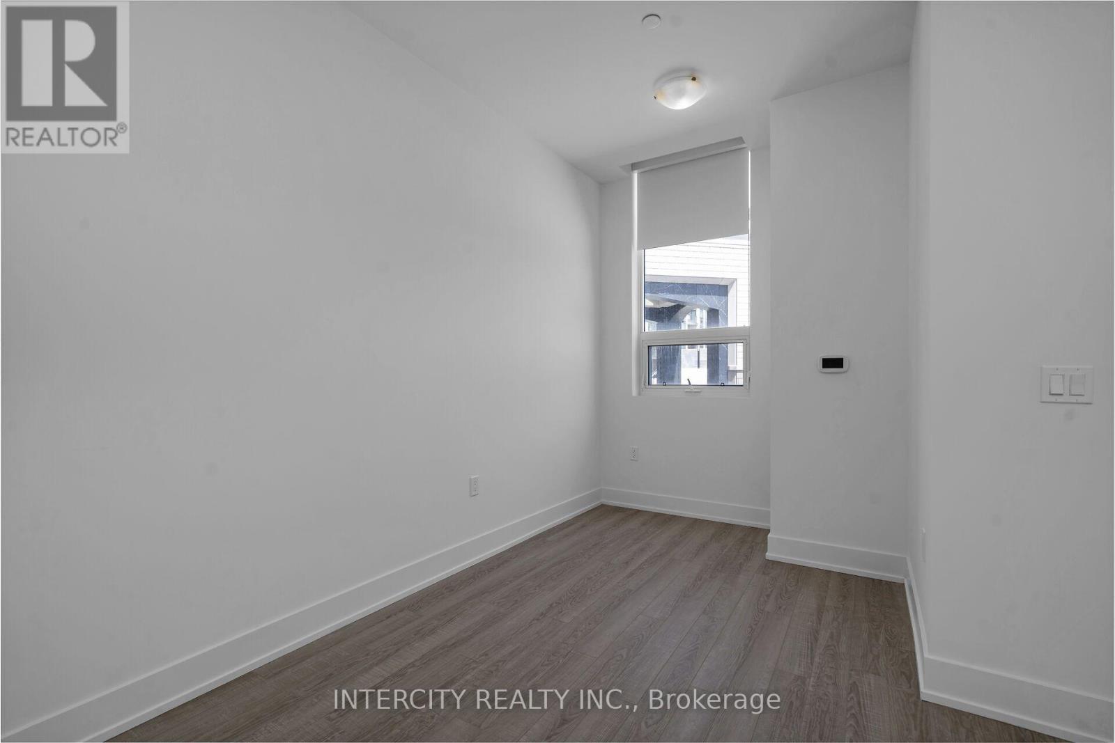 #110 2075 KING ROAD - 20
