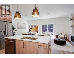 Kitchen - 2 4068 Tuxedo Dr, Saanich, BC V8X2L3 Photo 8