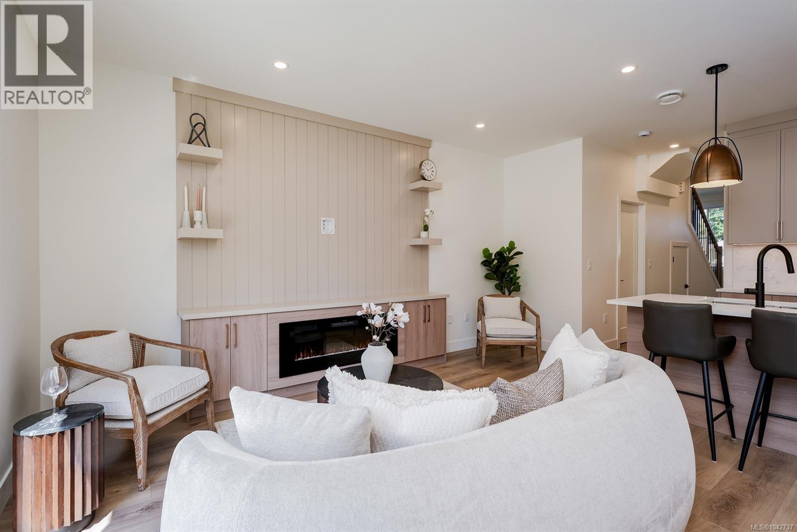 4 4068 Tuxedo Drive, Saanich