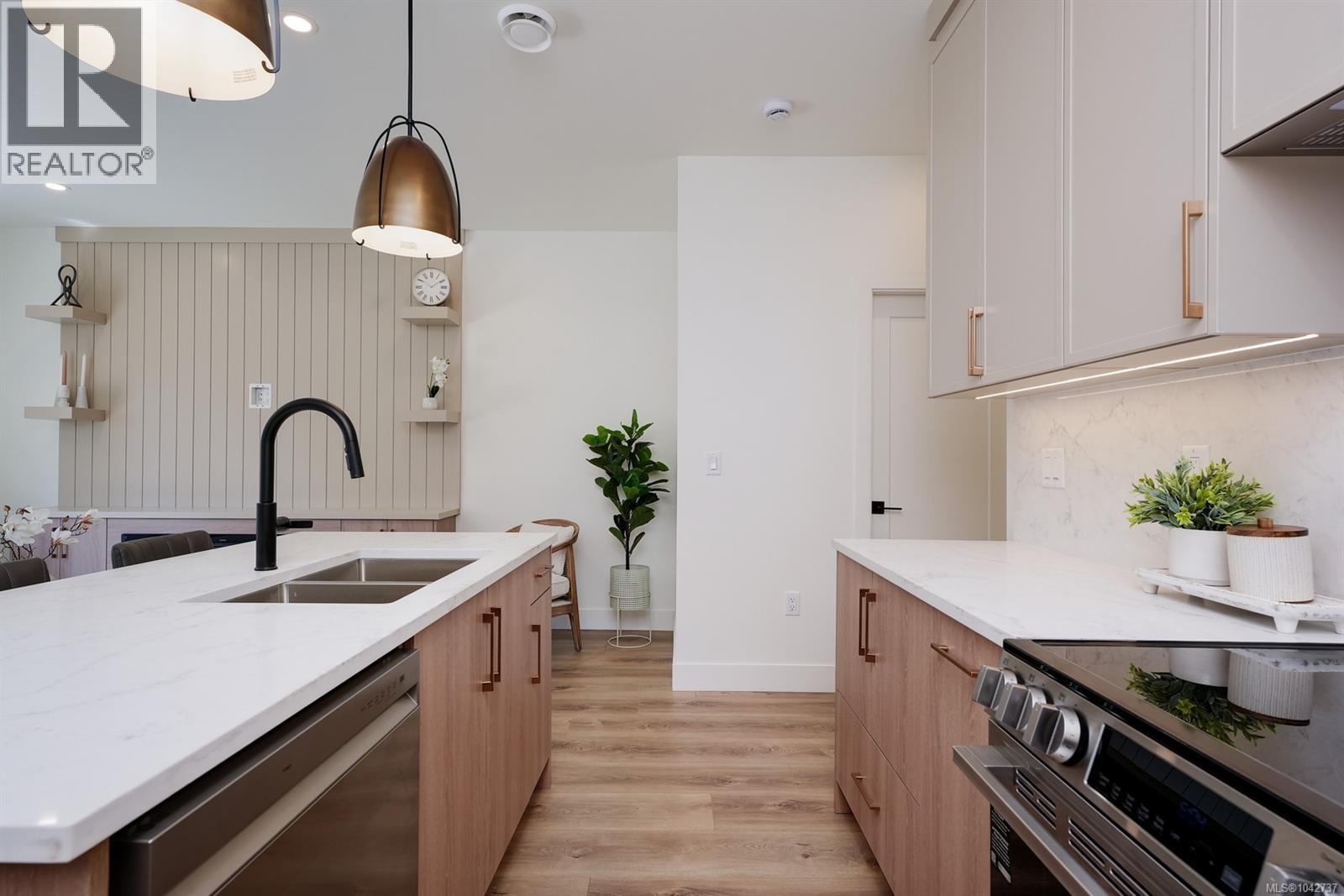 4 4068 Tuxedo Drive, Saanich