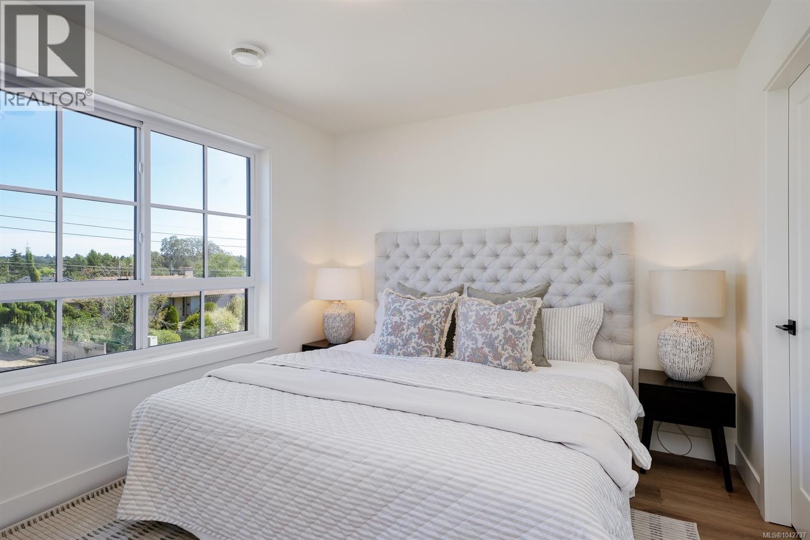 4 4068 Tuxedo Drive, Saanich