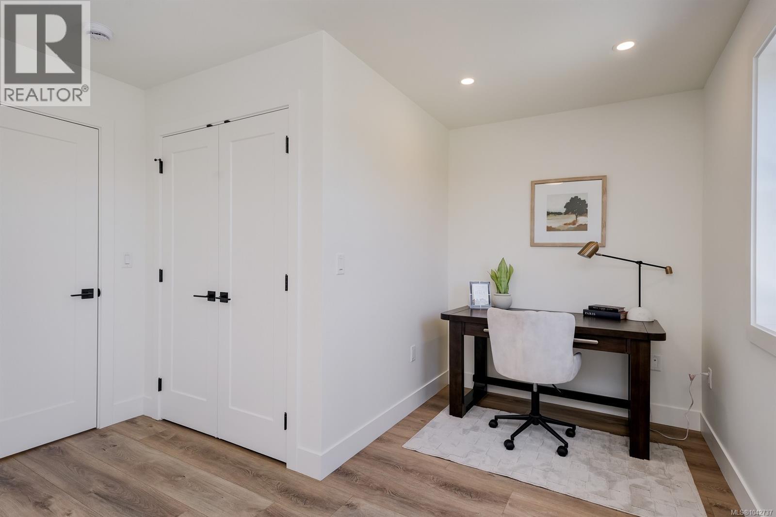 4 4068 Tuxedo Drive, Saanich