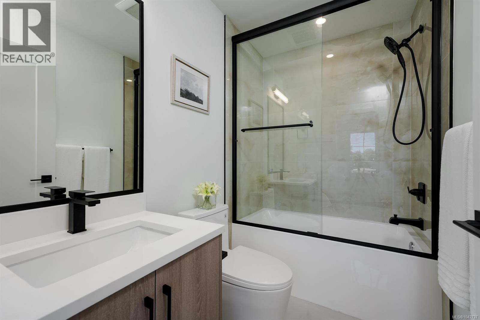 4 4068 Tuxedo Drive, Saanich