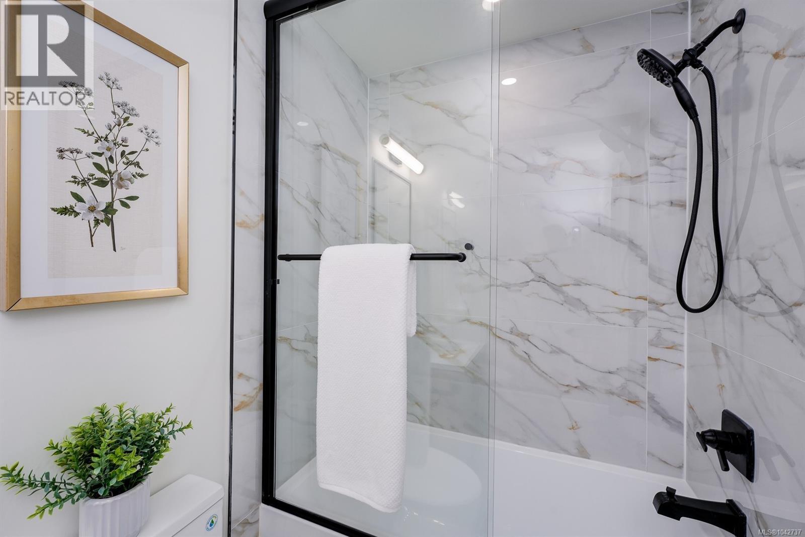 4 4068 Tuxedo Drive, Saanich