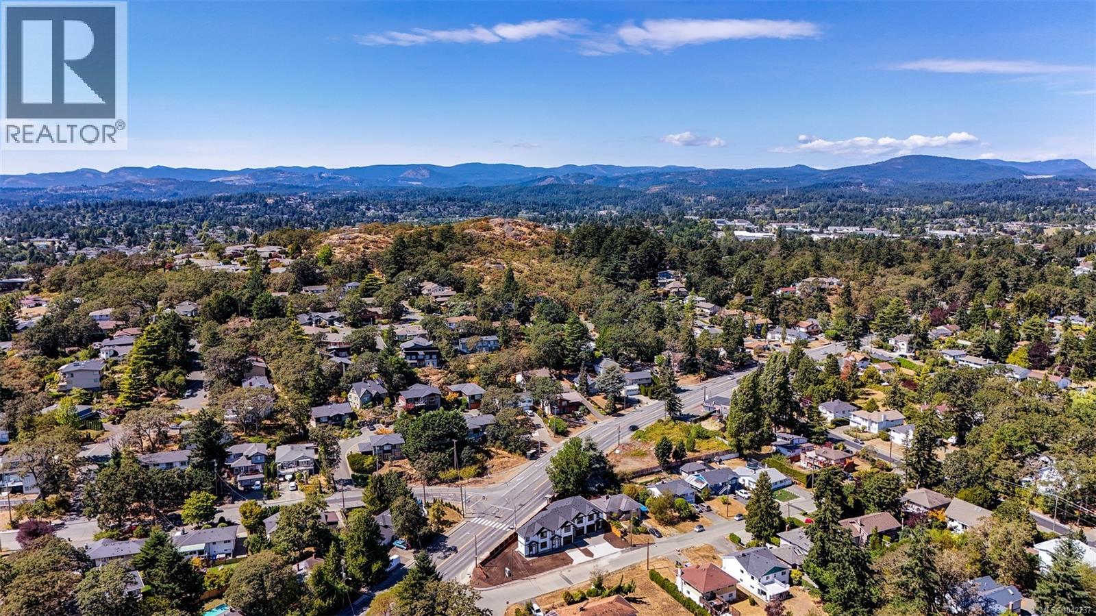 4 4068 Tuxedo Drive, Saanich