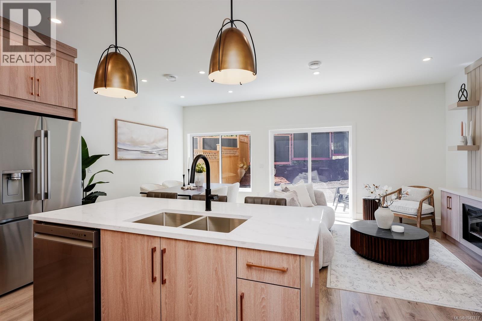 4 4068 Tuxedo Drive, Saanich