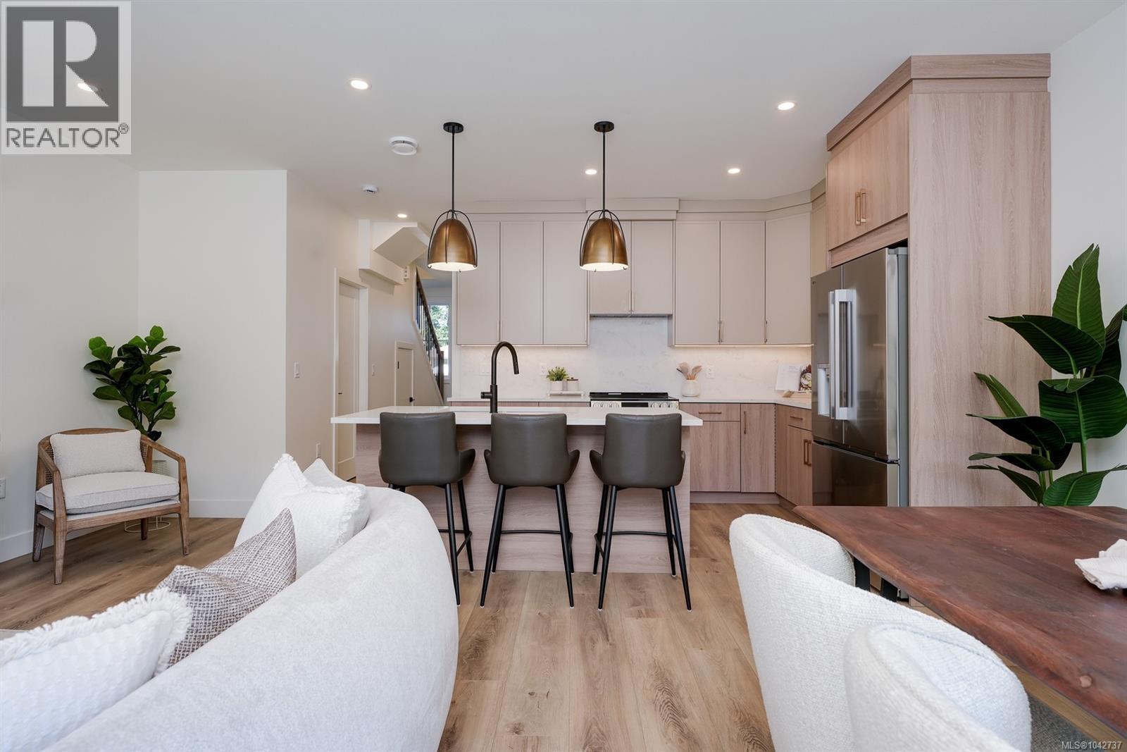 4 4068 Tuxedo Drive, Saanich