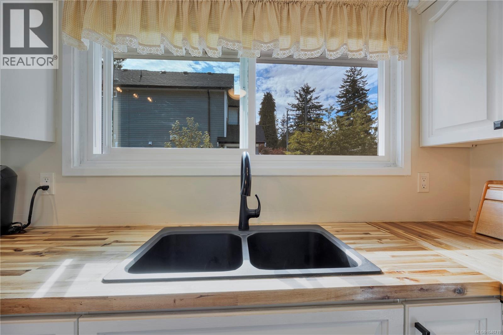 195 Adams Ave - Image 17