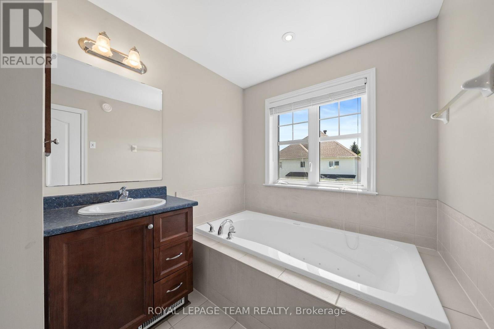 3 Bed, 3 Bath House for Sale in Ottawa – 84 SELHURST AVENUE, Ottawa – MLS# X13668594 - Image 22