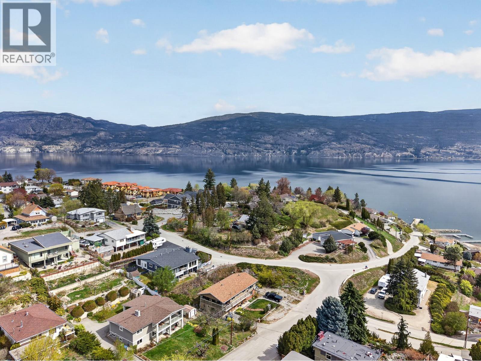 6100 MACDONALD Street, Summerland