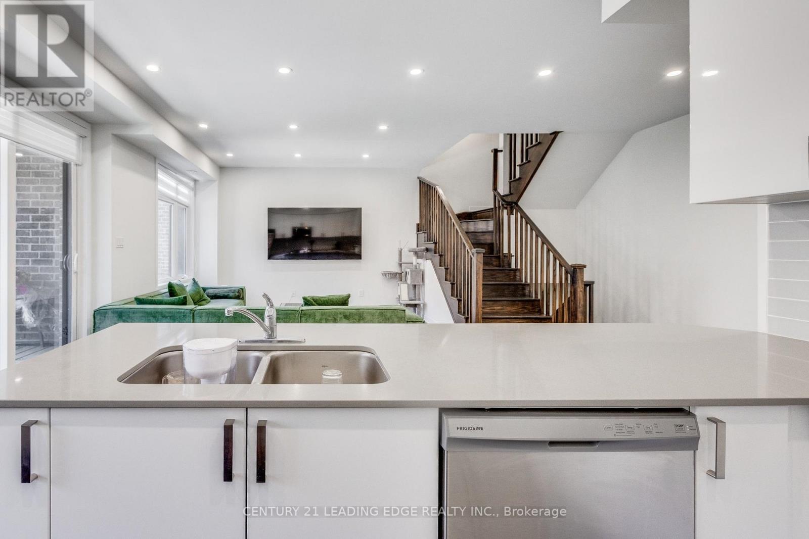 #805 1865 PICKERING PARKWAY - 20