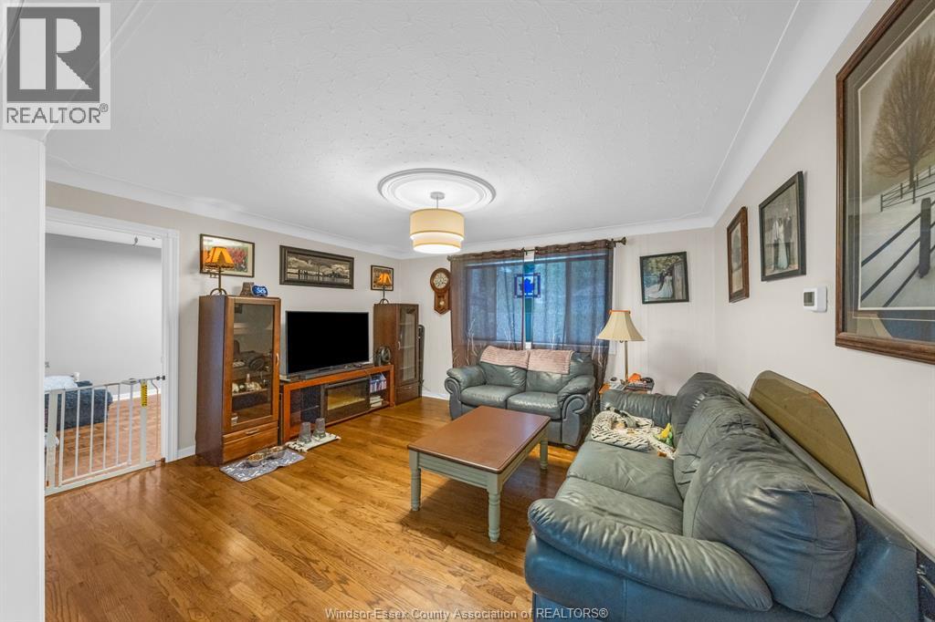 7 CHURCHILL AVENUE - 14