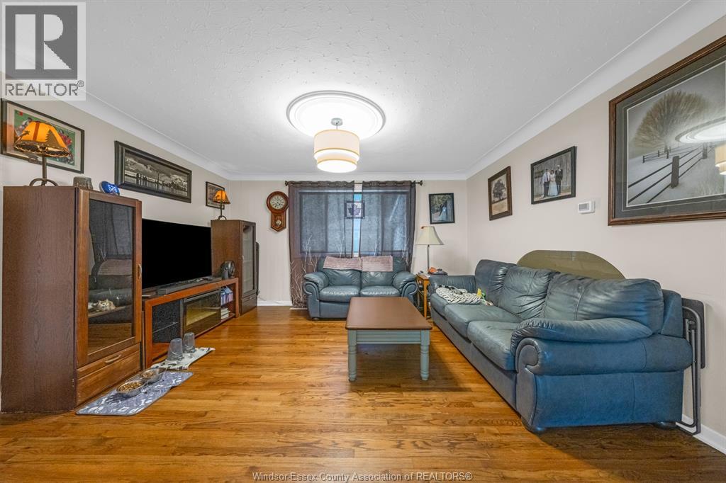 7 CHURCHILL AVENUE - 17