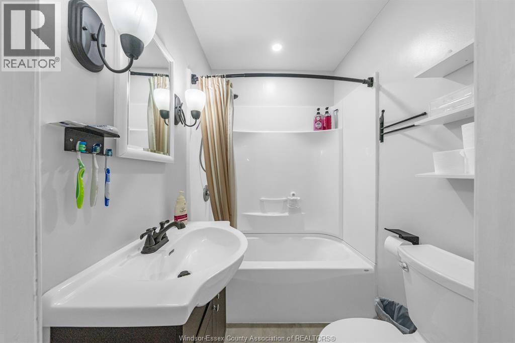 7 CHURCHILL AVENUE - 23