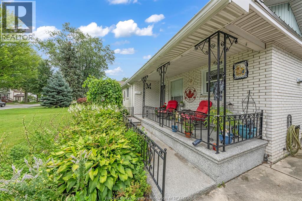 7 CHURCHILL AVENUE - 32